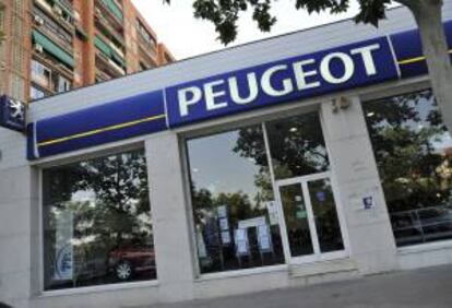 Vista de un concesionario de ventas del fabricante de vehículos Peugeot. EFE/Archivo