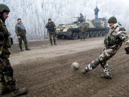 Un militar ucranio juega el f&uacute;tbol en una carretera cerca de Deb&aacute;ltsevo, el 15 de febrero. 