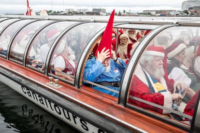 Personas vestidas de Papá Noel asisten al Congreso Mundial de Santa Claus, un evento anual que se celebra cada verano en Copenhague, Dinamarca.