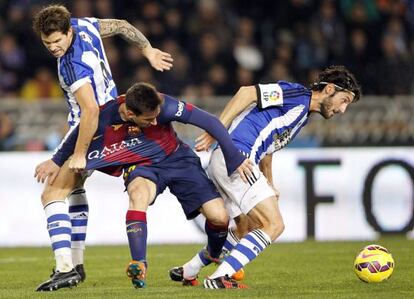 Messi disputa un balon con Granero e Íñigo Martínez. 