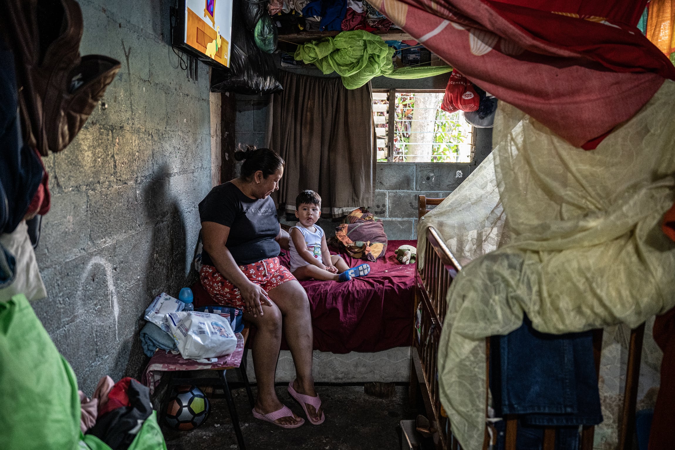Las mujeres que sostienen las familias víctimas de la represión en El Salvador: “Me gustaría ser hormiga para entrar en la cárcel y decirle a mi hijo que aquí sigo esperándolo”