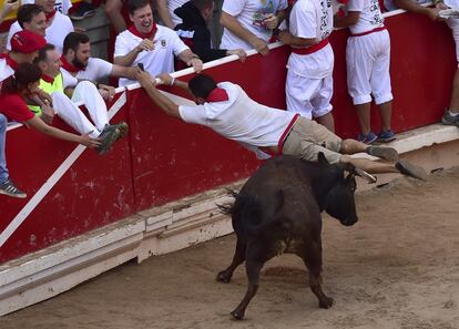 Un participante salta sobre uno de los novillos en la Plaza de Pamplona, el 11 de julio de 2018. 