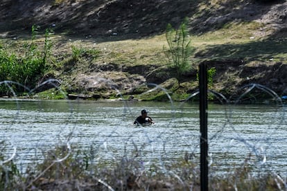 Tras la muerte de 53 migrantes en un accidente de tráiler en Texas, el Estado impone nuevos retenes en la frontera. 