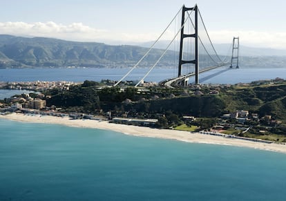 Recreación del puente sobre el estrecho de Mesina, que unirá la península Itálica, desde Calabria, con la isla de Sicilia.
