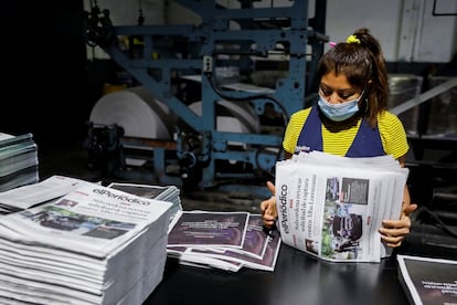 Una empleada acomoda copias del diario elPeriódico, en Ciudad de Guatemala, el 2 de agosto de 2022.