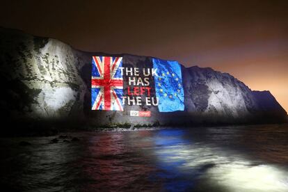 Un mensaje proyectado en los blancos acantilados de Dover.