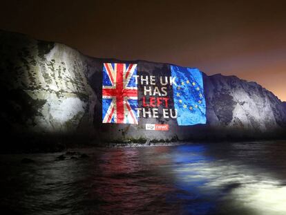 Un mensaje proyectado en los blancos acantilados de Dover.