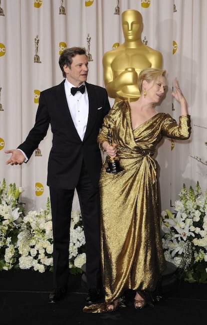 El actor Colin Firth eligión un esmoquin tradicional firmado por Tom Ford. En la imágen posa con la ganadora del Oscar a mejor actriz, Meryl Sreep.