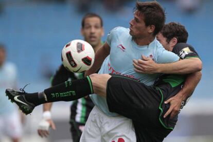 El céltico De Lucas es acosado por un ilicitano en un partido de esta temporada.