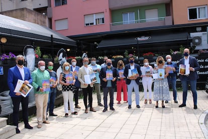 El presidente de la Diputación de Ourense, el popular José Manuel Baltar (cuarto por la derecha en la primera fila), y su esposa (segunda por la derecha también en la primera fila), en mayo de 2021 durante una presentación de la revista, en una imagen difundida por la Xunta.