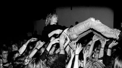 El público pasea en volandas a Kurt Cobain en un concierto de Nirvana en Frankfurt, en 1991.