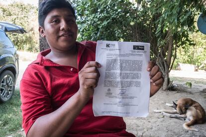 Poco a poco los indígenas van consiguiendo avances. Un muchacho posa junto con las actas oficiales firmadas por las que la comunidad indígena tenek del municipio de Tanlajás declaran su territorio libre de 'fracking'.