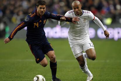 Xabi Alonso y Thierry Henry