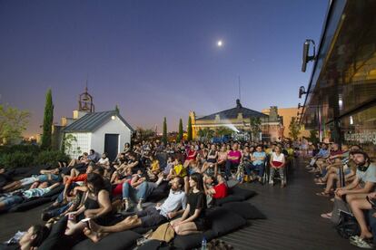 The La Terraza Magnética rooftop is located on top of La Casa Encendida cultural center in the bustling neighborhood of Lavapiés. On weekends in July and August, it hosts live music concerts and turns into an open-air cinema.