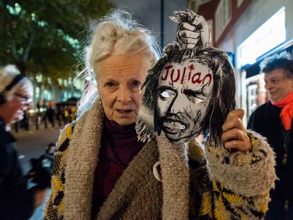 La diseñadora de modas británica, la dama Vivienne Westwood, durante una protesta en solidaridad con Julian Assange, fundador de Wikileaks, el 5 de noviembre de 2019 en Londres.