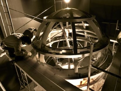 Exposición de una maqueta de la Esfera Armilar en L'Almodí.