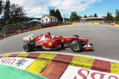 Fernando Alonso rueda en Spa.