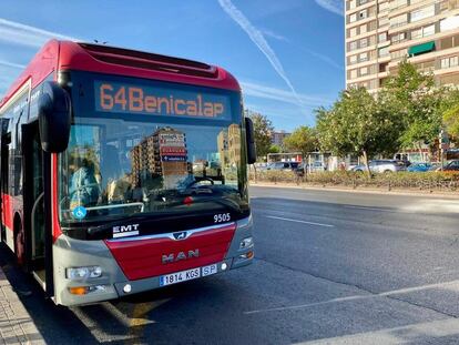 Uno de los autobuses de la EMT Valencia.