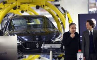 Sergio Marchionne, consejero delegado de Fiat, junto al presidente de la corporación, John Elkann.