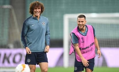 David Luiz e Hazard treinam antes da final em Baku.