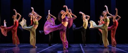 Una imagen de las '7 danzas griegas' de Bejart bailadas en Terrassa por el Ballet de Lausanne.