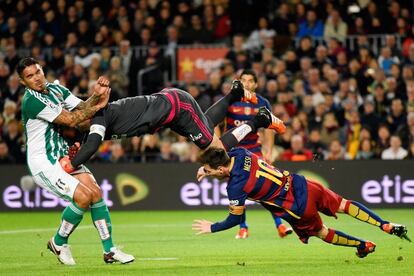 Momento de la caída de Messi (d) tras recibir un golpe en el hombro.