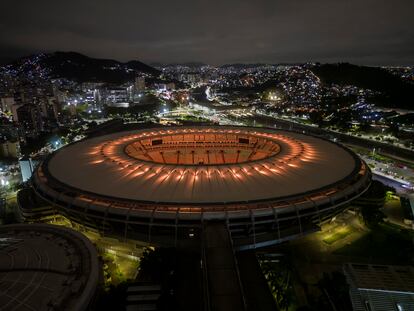 El estadio Maracan iluminado en homenaje al "rey".