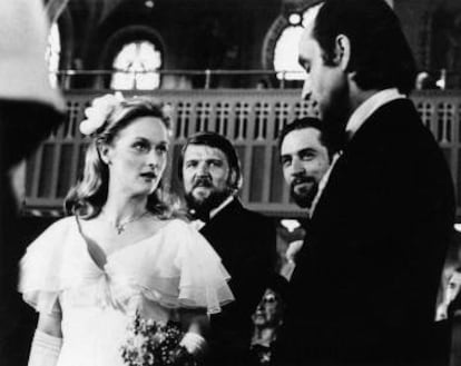 Meryl Streep e John Cazale foram um dos casais mais autênticos de Hollywood nos anos setenta. Na imagem, uma cena de 'O franco atirador' (1978) com os dois atores. De barba, sorrindo, Robert De Niro.