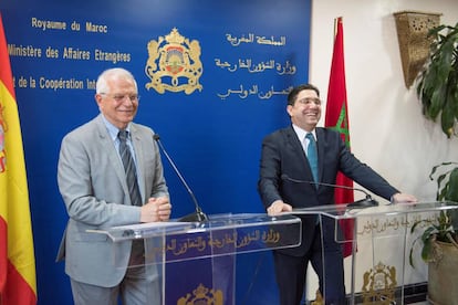 EPEl ministro de Asuntos Exteriores en funciones, Josep Borrell junto a su  homólogo marroquí, Nasser Bourita, este lunes en Rabat.