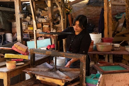 Carmen prepara la portada para uno de los libros del Taller Leñateros.