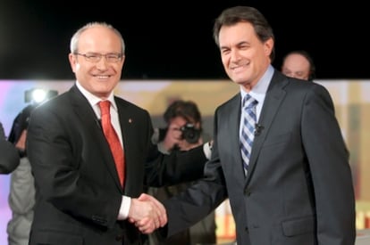 Artur Mas (CiU) y José Montilla (PSC), saludándose al comienzo del debate electoral