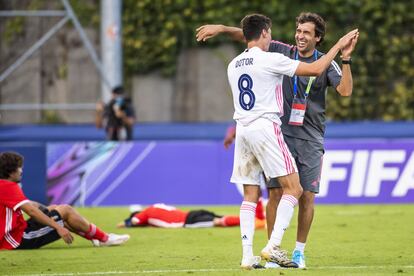 Raúl festeja la victoria en la Youth League con Dotor, el pasado mes de agosto en Nyon.