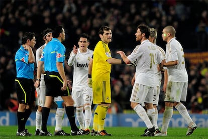 Vuelta de los cuartos de final de la Copa del Rey. Barcelona, 2 - Real Madrid, 2: Los jugadores del Madrid protestan a Teixeira Vitienes al término del partido.