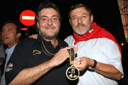 El seleccionador nacional de Baloncesto, Pepu Hernández , junto al secretario de Estado para el Deporte, Jaime Lissavetzky, saludan con la medalla de oro, en la Plaza de Castilla, donde han celebrado, junto con miles de aficionados, la consecución del Mundial de Baloncesto.