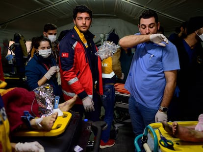 Rescatistas atienden a víctimas heridas en el terremoto en un hospital de campaña en Hatay, Turquía.