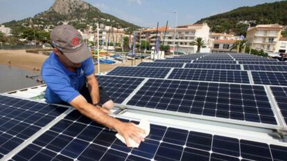 Placas solares que suministran energ&iacute;a al Club N&aacute;utico de L&#039;Estartit (Girona).
 