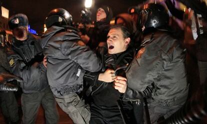 La policía rusa detiene a un activista en San Petersburgo.