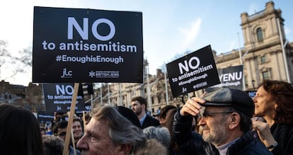 Un grupo de judíos británicos protesta frente al Parlamento el 26 de marzo de 2018.