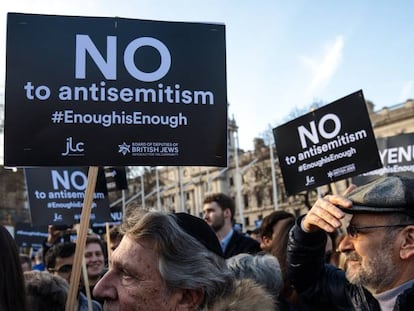 Un grupo de judíos británicos protesta frente al Parlamento el 26 de marzo de 2018.