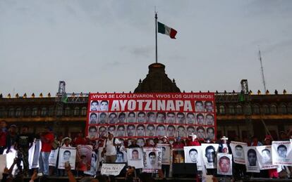 Protesta en Ciudad de México por los estudiantes desaparecidos
