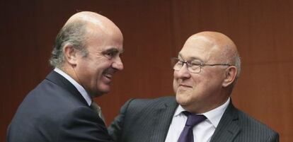 El ministro español en funciones de Economía, Luis de Guindos, conversa con el ministro de Finanzas francés, Michel Sapin.