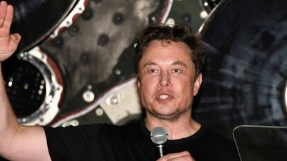 Elon Musk se dirige a los empleados de SpaceX al anunciar, en septiembre, el primer vuelo privado a la órbita lunar.