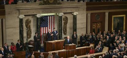 El presidente de EE. UU., Donald J. Trump, el vicepresidente, Mike Pence, y el portavoz de la Cámara, el representante estadounidense Paul Ryan en el podio.