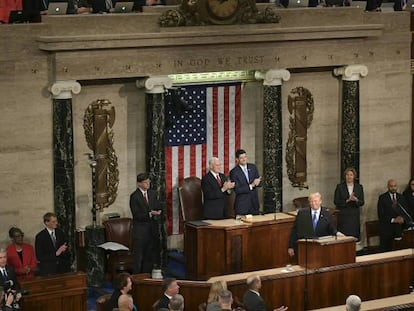 El presidente de EE. UU., Donald J. Trump, el vicepresidente, Mike Pence, y el portavoz de la Cámara, el representante estadounidense Paul Ryan en el podio.