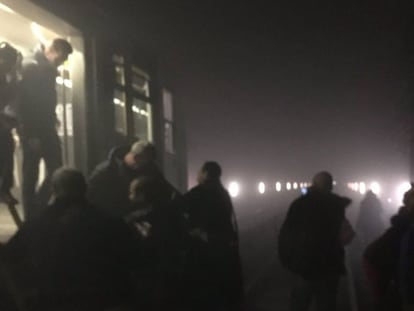 Varios pasajeros evac&uacute;an un vag&oacute;n de metro en Bruselas el 22 de marzo de 2016. 