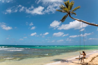 Pequeña Isla del Maíz (Nicaragua) es un paraíso escondido en el Caribe. Con sus playas vírgenes teñidas de oro, exóticos cocoteros y mangos, y sin vehículos motorizados que rompan la tranquilidad, es un escondite caribeño de esos en los que uno sueña con ser Robinson. Llegar a este pequeño rincón, a unos 90 kilómetros al este de la costa caribeña de Nicaragua, no es sencillo: generalmente se vuela desde Managua y después hay que hacer el último trayecto en panga (bote), que supone otra media hora. Pero merece la pena el viaje para dedicarse solo a navegar en kayak bajo los acantilados bordeados de manglares, practicar el surf con otros mochileros que han conseguido llegar hasta aquí o comer un pescado fresco con vistas a una cala salpicada de palmeras. Entre los lugares mágicos de la isla, Otto es la playa más popular, escondida en la costa norte, una maravillosa extensión de arena negra bañada por olas de color aguamarina. Otra cala remota en el norte es Goat Beach. Y en Tarpon Channel Rays se puede bucear entre peces tropicales y tiburones martillo. El asentamiento principal de la isla está en la costa suroeste y se limita a algunas tiendas, hoteles y restaurantes, aunque el hito más llamativo es el faro metálico de Little Corn, un fantástico mirador de 360 grados, especialmente popular para contemplar la puesta de sol.