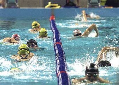 Atasco de nadadores en las calles de la piscina de Sant Jordi.