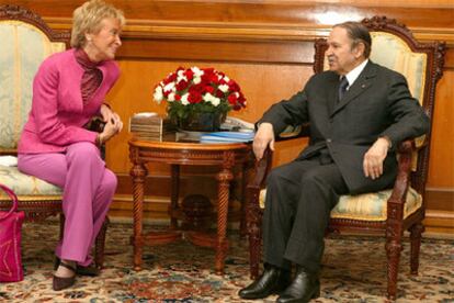 La vicepresidenta primera del Gobierno español, María Teresa Fernández de la Vega, y el presidente argelino, Abdelaziz Buteflika, en Argel.