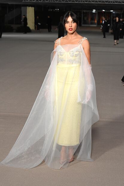 Naomi Scott (Aladdín) se decantó por una de las tendencias de la temporada, las transparencias, con un vestido con tul de Erdem.