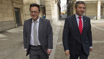 Los fiscales anticorrupción, Juan Enrique Egocheaga (d) y Manuel Fernández (i) en los juzgados de Sevilla.